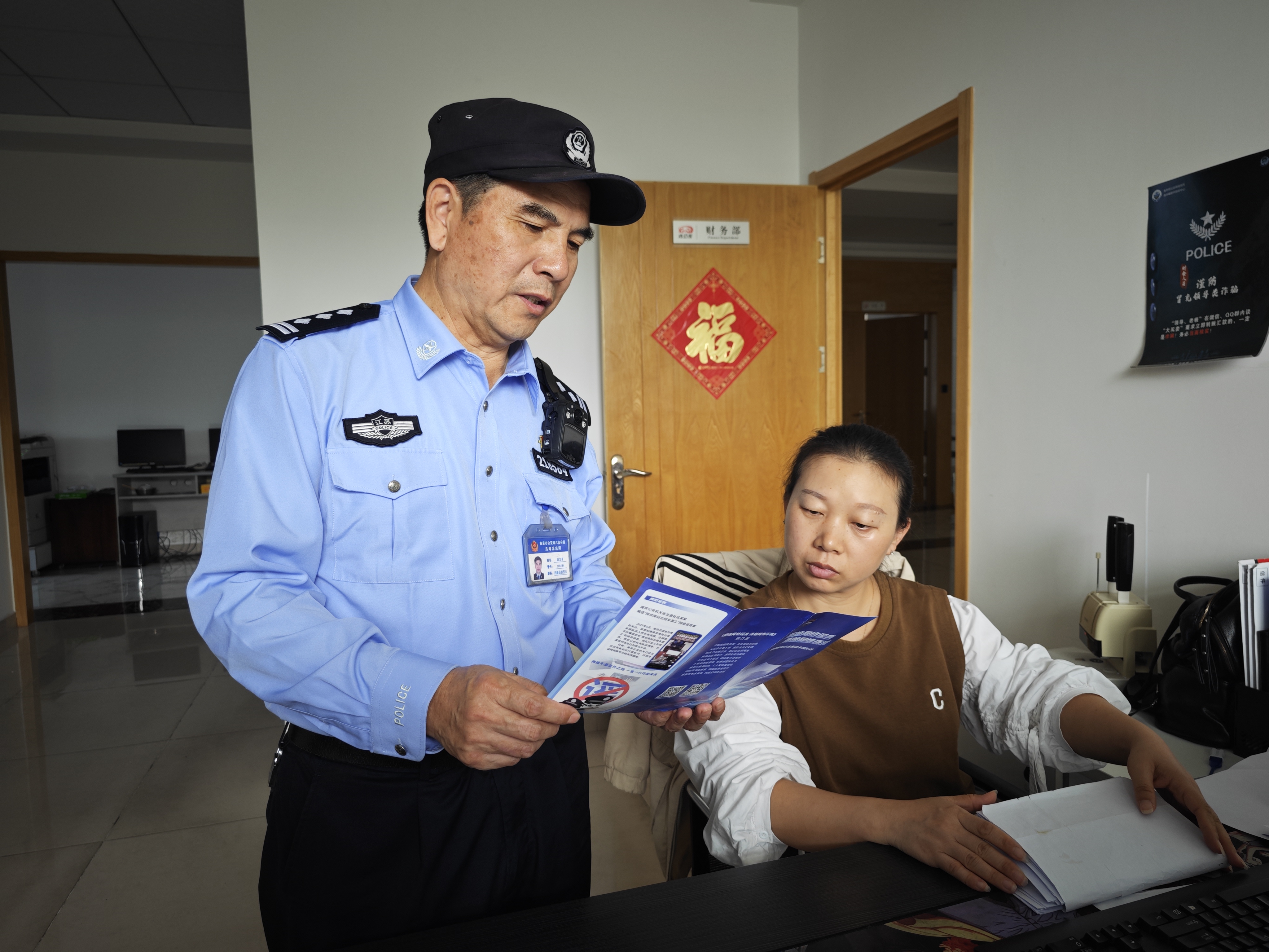 抵制網(wǎng)絡(luò)謠言 共建清朗空間——六合公安打謠宣傳進企業(yè)